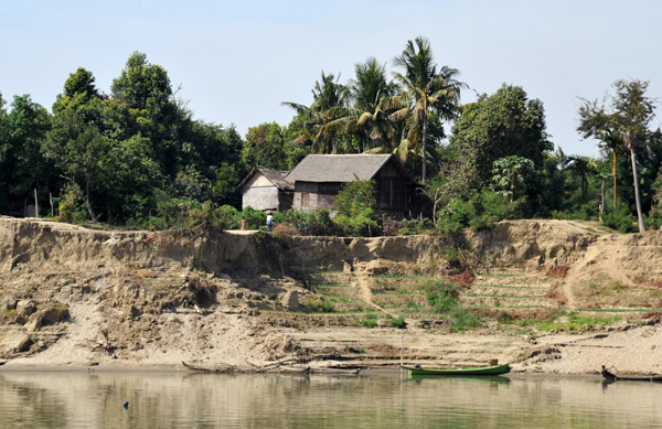 Riverside village about half way between Myinmu and Bagan