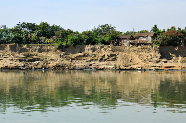 Riverside village about half way between Myinmu and Bagan