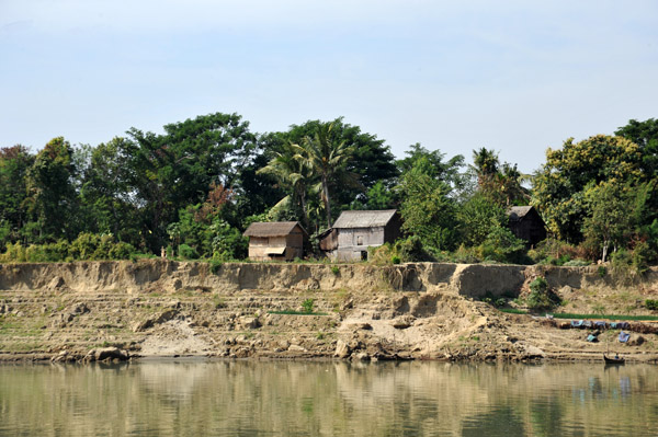 Riverside village about half way between Myinmu and Bagan