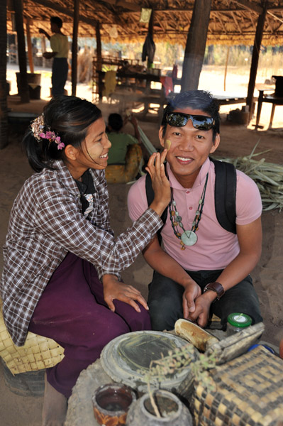 Applying Thanaka