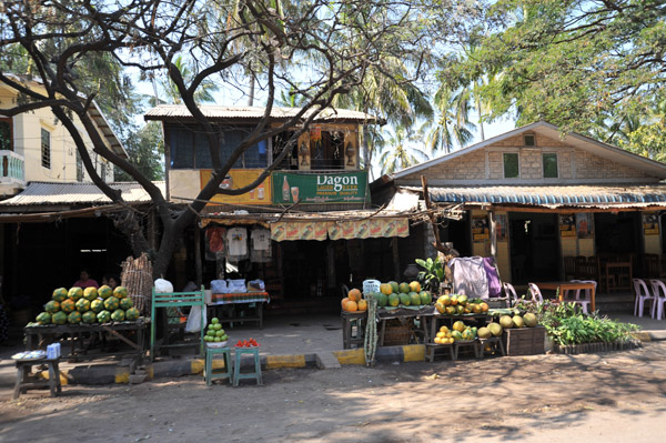 Market and shop with ad for Dagon Beer, Kyaukpadaung