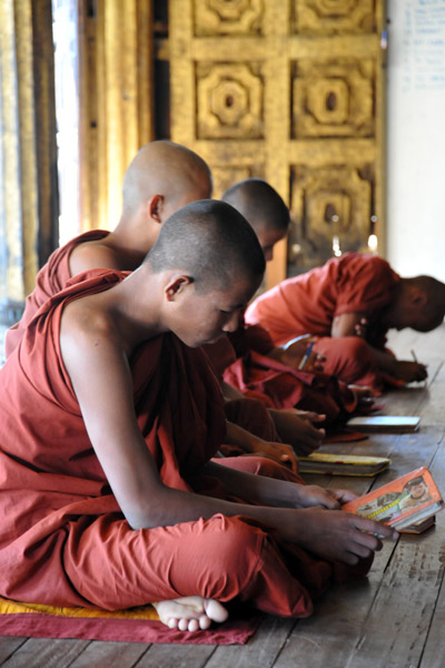 Monks, Shwe Yan Pyay monastery