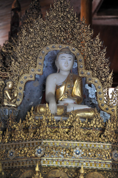 Seated Buddha, Ngaphechaung Monastery