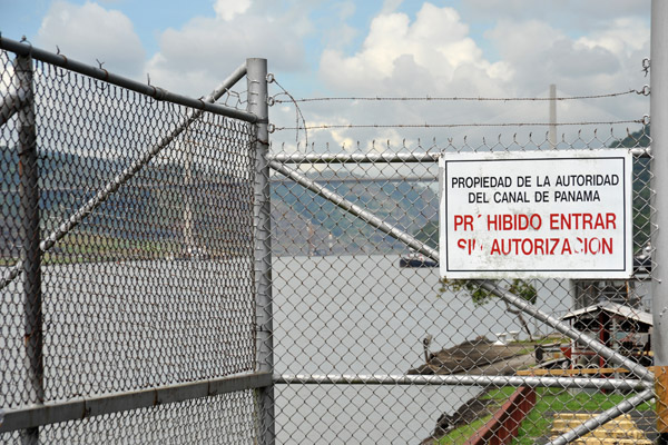 Propiedad de la Autoridad del Canal de Panama - Prohibido Entrar Sin Autorizacion