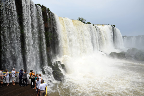 Viewing deck right at the edge of the upper falls, Brazil