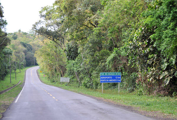 The road through Parque Nacional do Iguau