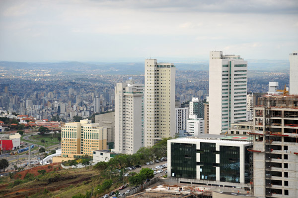The sprawling city of Belo Horizonte fills the valley