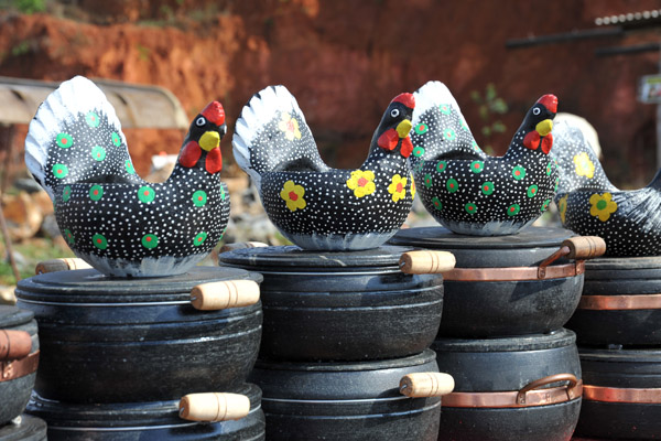Stoneware with rooster bowls, Cachoeira do Campo