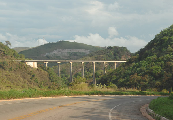 Railway viaduct from the Estrada Real (BR 356-Rod. dos Inconfidentes)