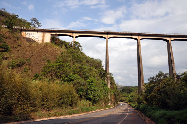 Railway viaduct from the Estrada Real (BR 356-Rod. dos Inconfidentes)