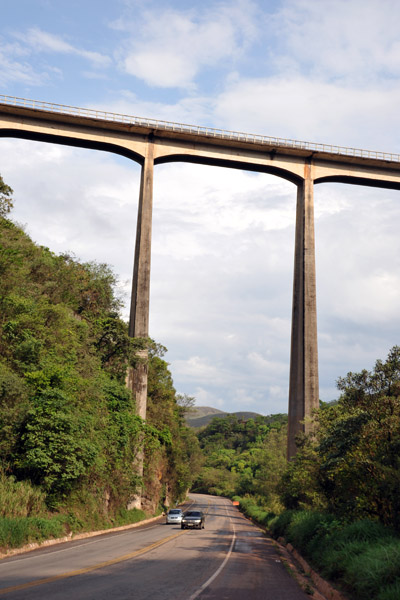 Estrada Real passing beneath the Estrada Ferrovial