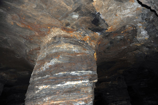 Pillar of rock left standing to support the gallery roof - MInas da Passagem