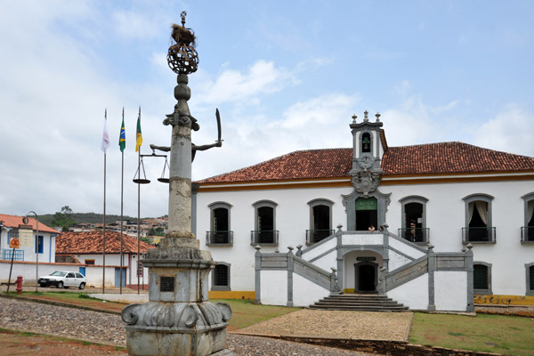 Column with the sword and scales of Justice, Praa Minas Gerais