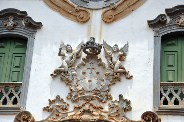 Angels holding up a crown on the Carmelite Church, Mariana