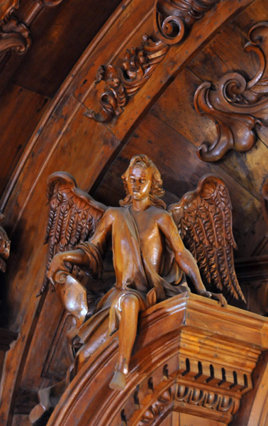 Excellent woodcarving - an angel of Igreja de So Pedro dos Clrigos, Mariana