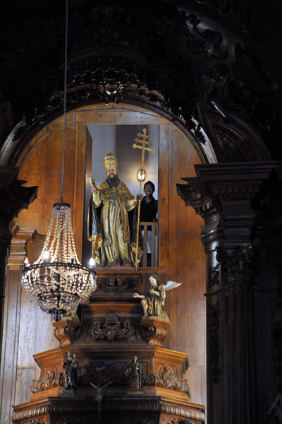 Dennis behind the statue of St. Peter