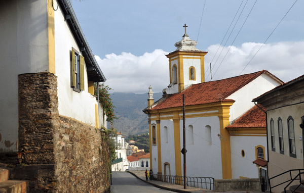 Rua Padre Rolim descending into the center of Ouro Preto past the Igreja Nossa Senhora das Mercs e Misericrdia 