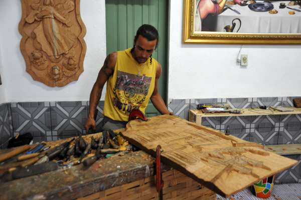 Woodcarving studio on Rua Bernardo de Vasconcelos with the master at work