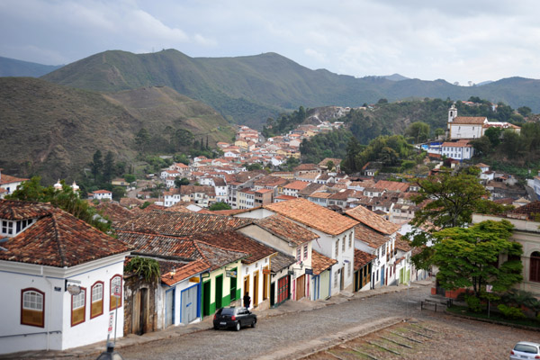 Rua Sen. Rocha Lagoa descends from Praa Tiradentes to the west side of Ouro Preto