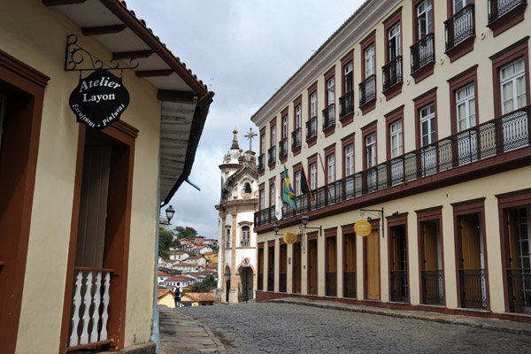 Rua Getlio Vargas looking back to the Rosario Church, Ouro Preto 