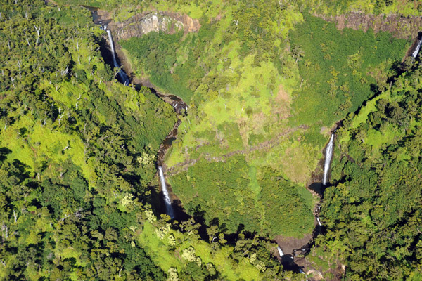 Of course, there are lots of other waterfalls like Double Falls on the left - just not as famous