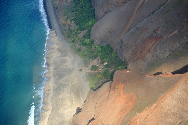 Kalalau Beach with its Ranger Station and campsite