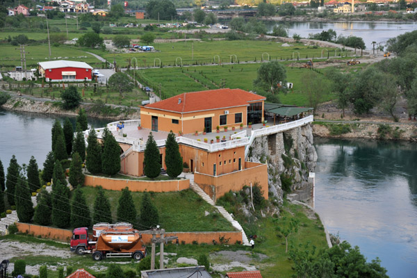 Nicely situated restaurant overlooking the Bun River a short distance southwest of the bridges