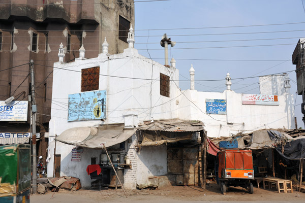 What looks like a small white mosque on Ravi Road