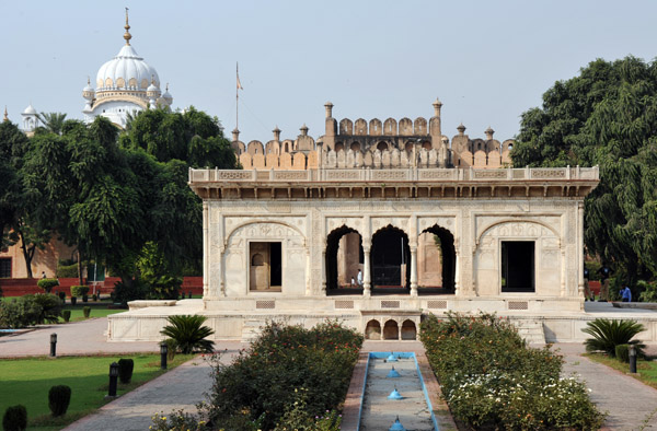 Baradari, the marble pavilion in the center of the garden, Hazuri Bagh