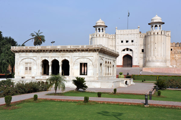 Hazuri Bagh surrounded by the Badshahi Mosque, the Sikh Gurdwara, Lahore Fort and the Roshnai Gate to the Old City 