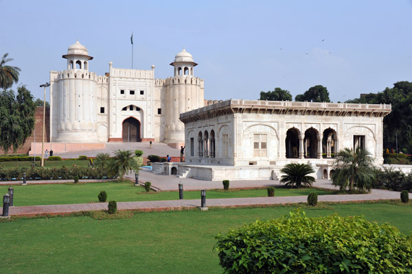 Hazuri Bagh in the center of Lahore's main monuments