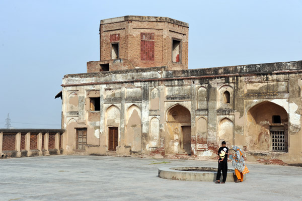 Outer Courtyard of the Shish Mahal