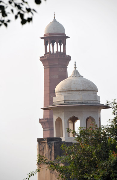 South tower of the Alamgiri Gate with one of the minarets of Badshahi Mosque