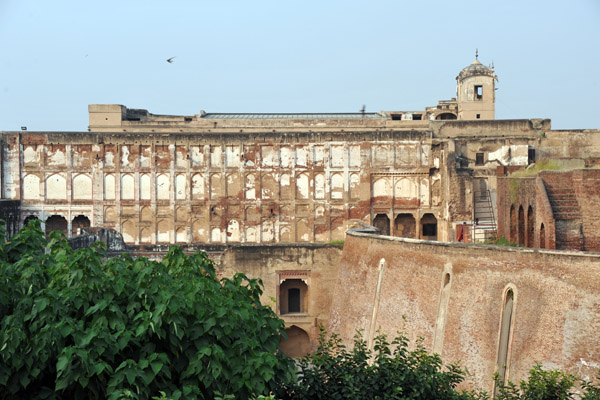 Climbing the Alamgiri Gate - for a tip to the man with the key