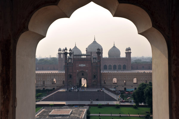 For the best views from Alamgiri Gate to Badshahi Mosque, it would be best to come in the morning