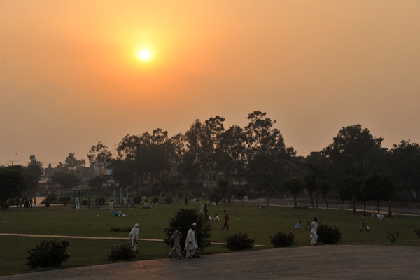 Sunset in the hazy skies of Lahore - Iqbal Park