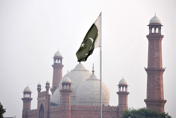 Badshahi Mosque seen from the Minar-e-Pakistan park