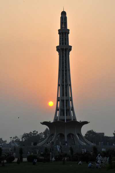 Minar-e-Pakistan at sunset