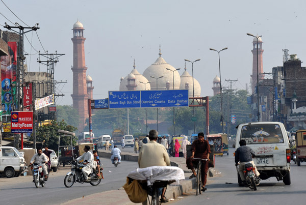 Approaching the Badshahi Mosque along Ravi Road