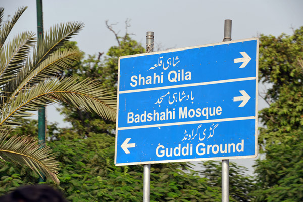 Road sign for the Badshahi Mosque, Lahore