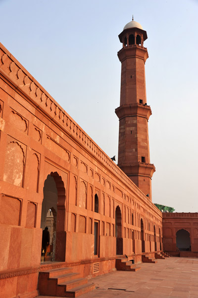 East side of the courtyard with the southeast minaret