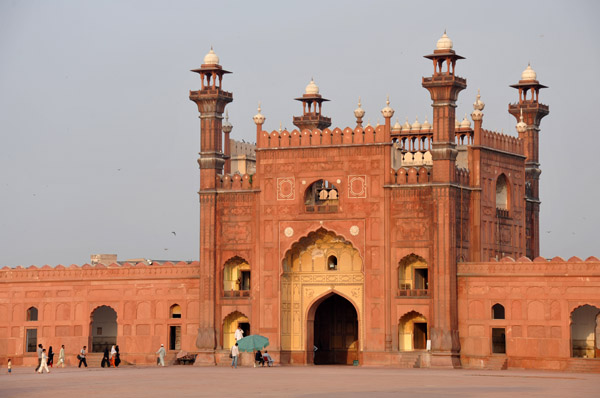 When the Sikh Maharaja Ranjit Singh captured Lahore, the mosque was converted into stables and barracks