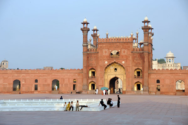 Courtyard and gate to Badshahi Mosque