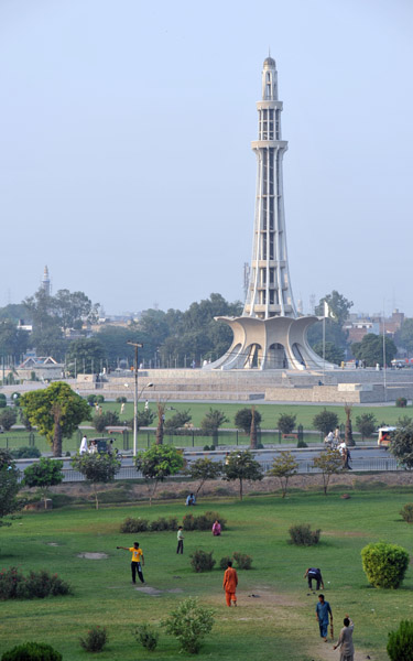 Minar-e-Pakistan seen from the Badshahi Mosque