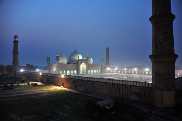 Badshahi Mosque at night