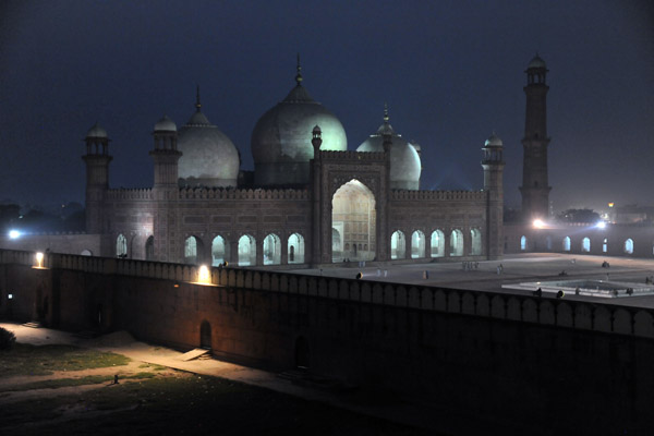 Badshahi Mosque at night