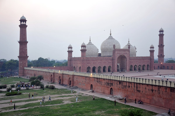 From the terrace of the haveli restaurant, Cooco's Den, there is an amazing view of the Badshahi Mosque