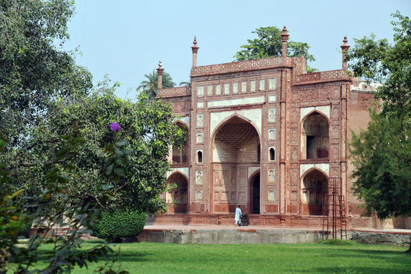 The entrance to the Tomb of Jahangir leading east from the Akbari Sarai Quadrangle