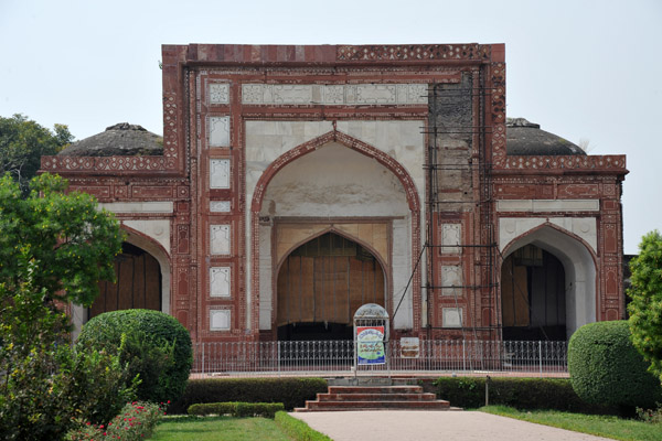 Another of the four gates leading off the Akbar Sarai Quadrangle 
