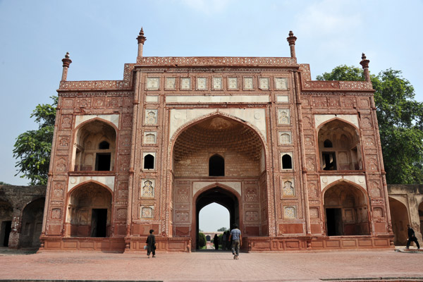 The Tomb of Jahangir is several km northwest of Lahore on the other side of the Ravi River